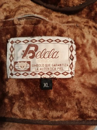 Abrigo de piel marrón con capucha.