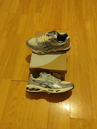 Asics Gel Kayano 14 Plata, Blanco y negro