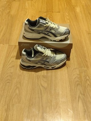 Asics Gel Kayano 14 Plata, Blanco y negro