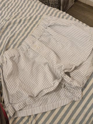 Pantalón corto beige y azul