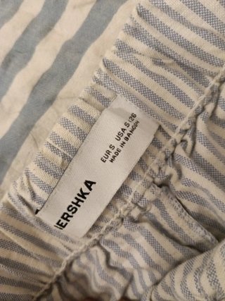 Pantalón corto beige y azul