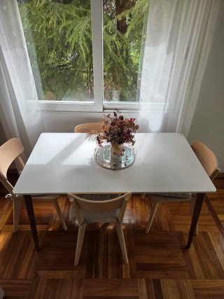Mesa de comedor LISABO de IKEA con acabado blanco.
