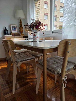 Mesa de comedor LISABO de IKEA con acabado blanco.
