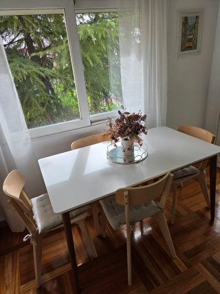 Mesa de comedor LISABO de IKEA con acabado blanco.