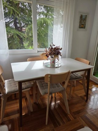 Mesa de comedor LISABO de IKEA con acabado blanco.
