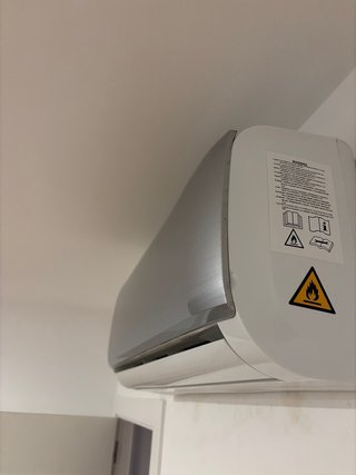 Aire Acondicionado Equation Plata y Blanco