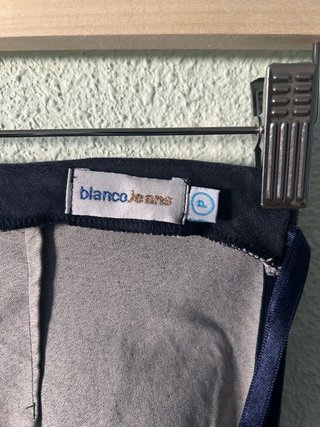 Pantalón pitillo bordado floral