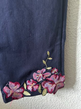 Pantalón pitillo bordado floral