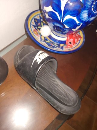 Chanclas Nike Negras un poco rotas