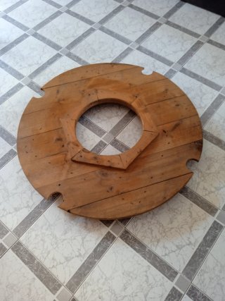 Tarima redonda de madera para mesa