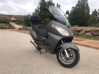 Aprilia Maxi Scooter Gris