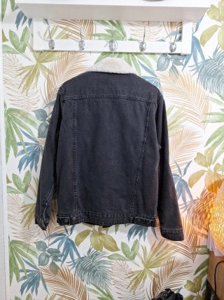 Chaqueta vaquera negra con borreguito