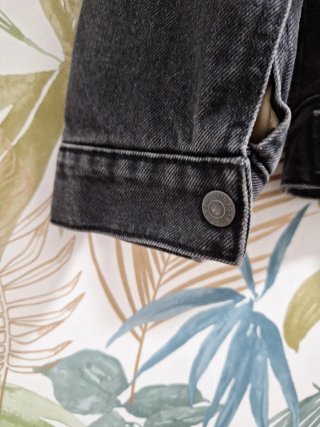 Chaqueta vaquera negra con borreguito