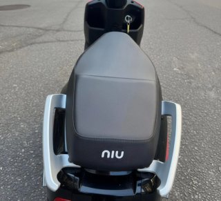 Moto NIU Electrica Scooter Negra/Roja