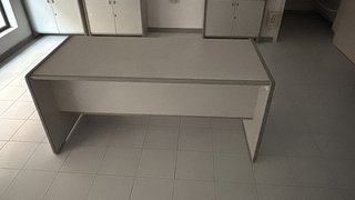 Mesa de escritorio beige y gris