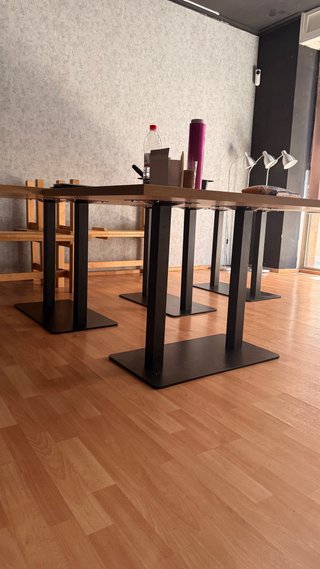 Mesa de madera color beige y marrón