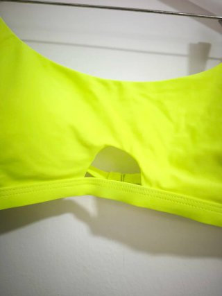 Top bikini verde/amarillo con corte