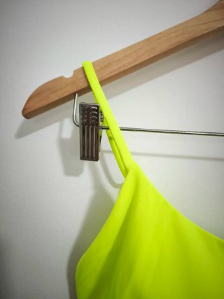 Top bikini verde/amarillo con corte