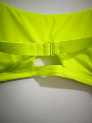 Top bikini verde/amarillo con corte