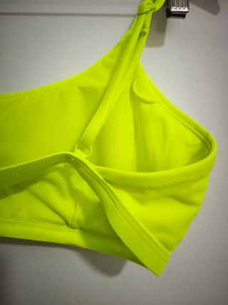 Top bikini verde/amarillo con corte
