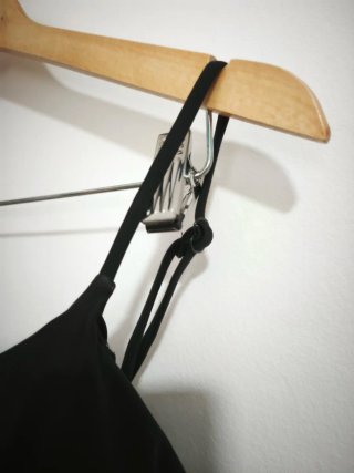 Top bikini negro con abertura