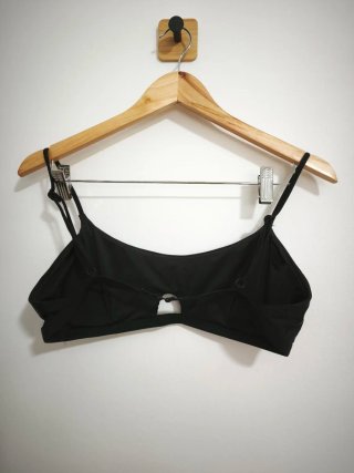 Top bikini negro con abertura