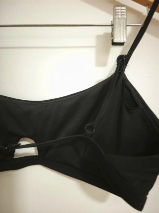 Top bikini negro con abertura