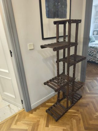 Estantería de madera oscura para plantas