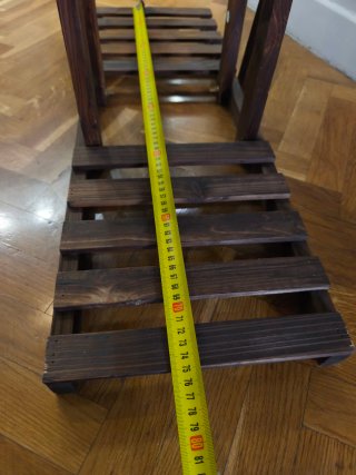 Estantería de madera oscura para plantas