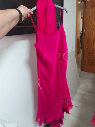 Vestido fucsia con flores en tono plateado