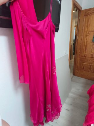 Vestido fucsia con flores en tono plateado