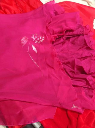 Vestido fucsia con flores en tono plateado