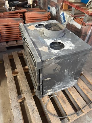 Chimenea de leña metálica con puerta de cristal