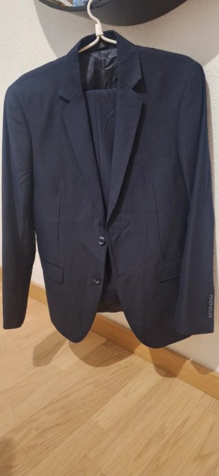 Traje de hombre negro nuevo