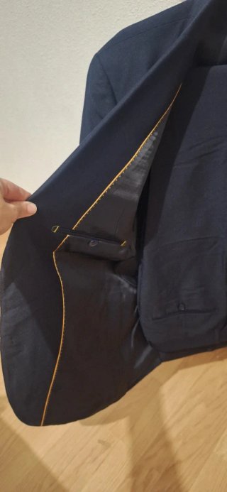 Traje de hombre negro nuevo