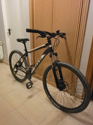 Bicicleta de Montaña Negra y Naranja