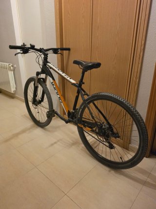 Bicicleta de Montaña Negra y Naranja