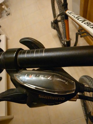 Bicicleta de Montaña Negra y Naranja