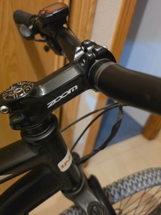 Bicicleta de Montaña Negra y Naranja