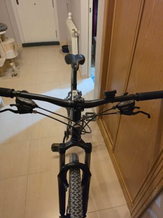 Bicicleta de Montaña Negra y Naranja