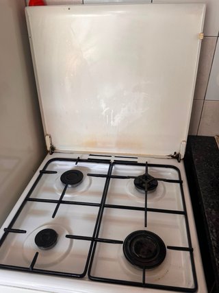 Cocina Beko blanca con horno