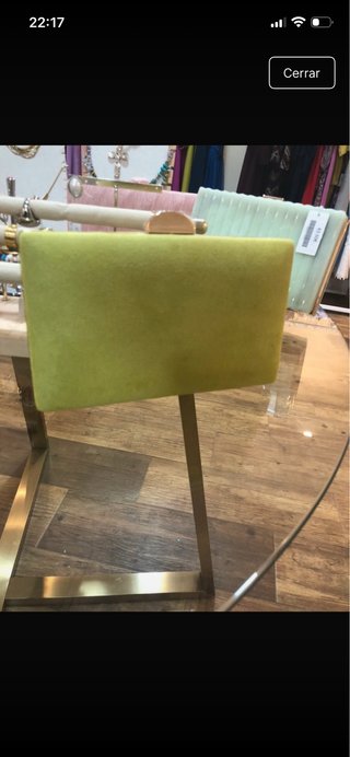 Bolso de mano ante verde lima