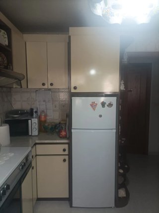 Muebles de cocina beige y blanco