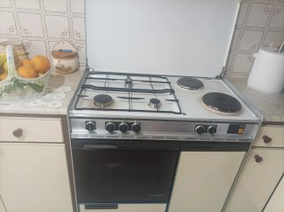 Muebles de cocina beige y blanco