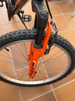 Bicicleta B-PRO negra y naranja