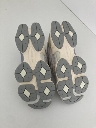 Zapatillas New Balance 9060 Gris Talla 44