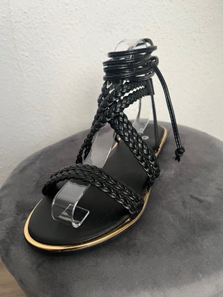 Sandalias negras de tiras cruzadas