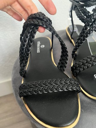 Sandalias negras de tiras cruzadas