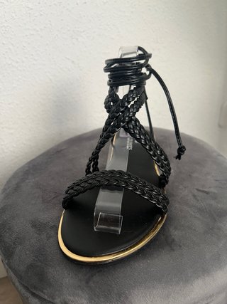 Sandalias negras de tiras cruzadas