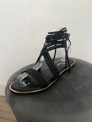 Sandalias negras de tiras cruzadas